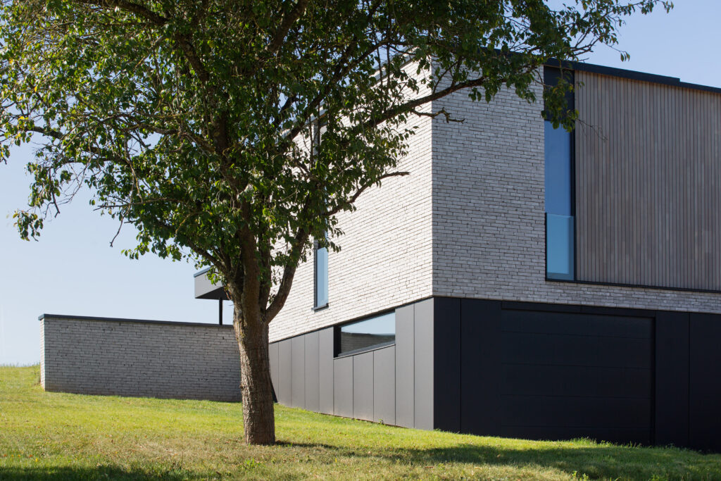 Maison Malonne brique collée Brix-Architecture Contemporain Alucobond Jetblack Bardage bois thermotraité Chassis Reynaers