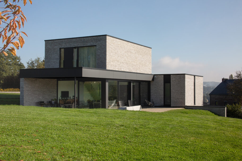 Maison Malonne brique collée Brix-Architecture Contemporain Alucobond Jetblack Bardage bois thermotraité Chassis Reynaers