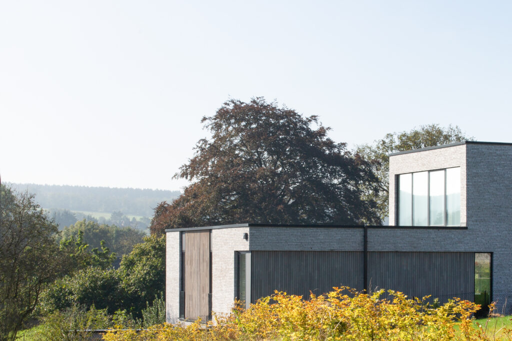 Maison Malonne brique collée Brix-Architecture Contemporain Alucobond Jetblack Bardage bois thermotraité Chassis Reynaers